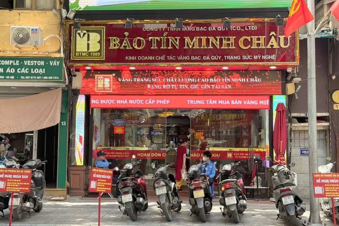 Hoạt động mua bán vàng diễn ra thông thoáng tại phố Trần Nhân Tông sáng 2.6, khách hàng có thể giao dịch nhanh chóng. Ảnh: Linh Đan