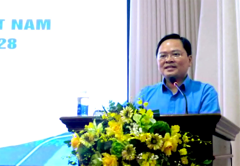 Mr. Nguyen Anh Tuan - Member of the Party Central Committee, Chairman of the Vietnam General Confederation of Labor spoke at the conference. Photo: Minh Huong
