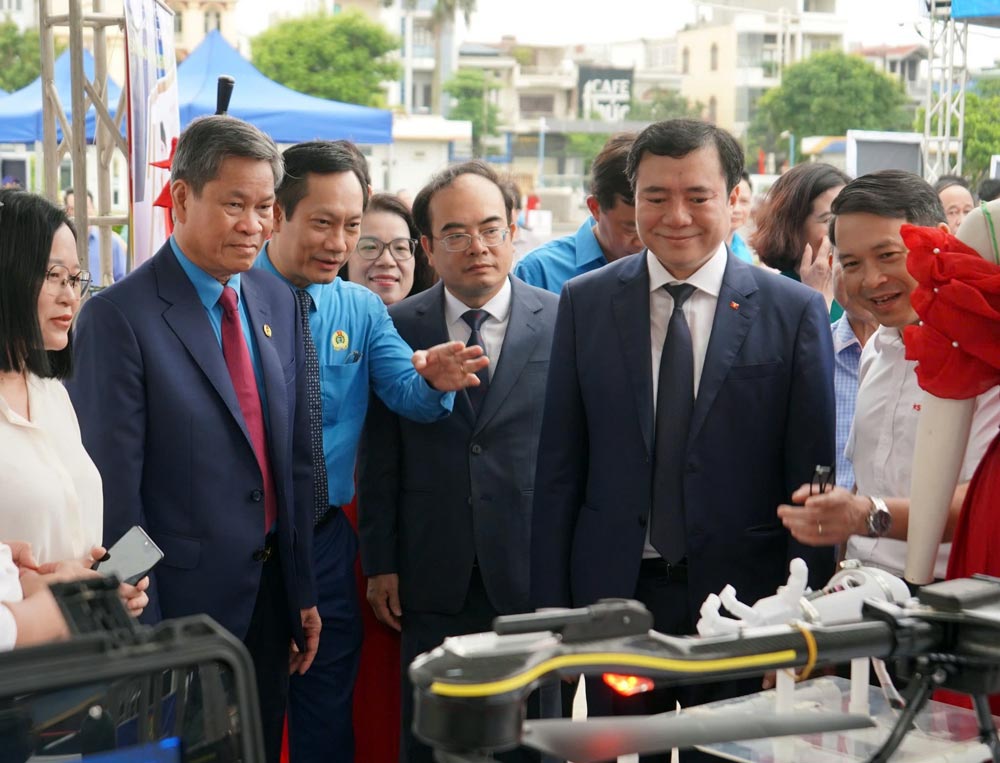 Mr. Le An Hai - Member of the Presidium of the Vietnam General Confederation of Labor, Chairman of the Vietnam Trade Union of Industry and Trade (3rd from the left) introduces to delegates to visit the union member welfare and science and technology, innovation booths of the Vietnam Trade Union of Industry and Trade. Photo: MAI DUNG