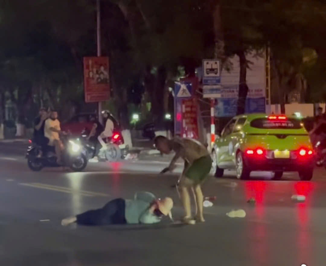 Đối tượng cầm hung khí tấn công một phụ nữ. Ảnh cắt từ clip