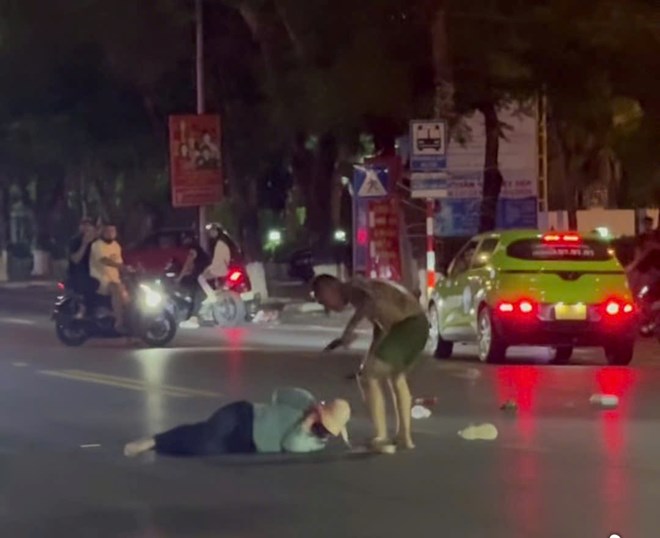 Khống chế đối tượng cầm 2 dao bầu ch&eacute;m người trong đ&ecirc;m ở Hải Ph&ograve;ng