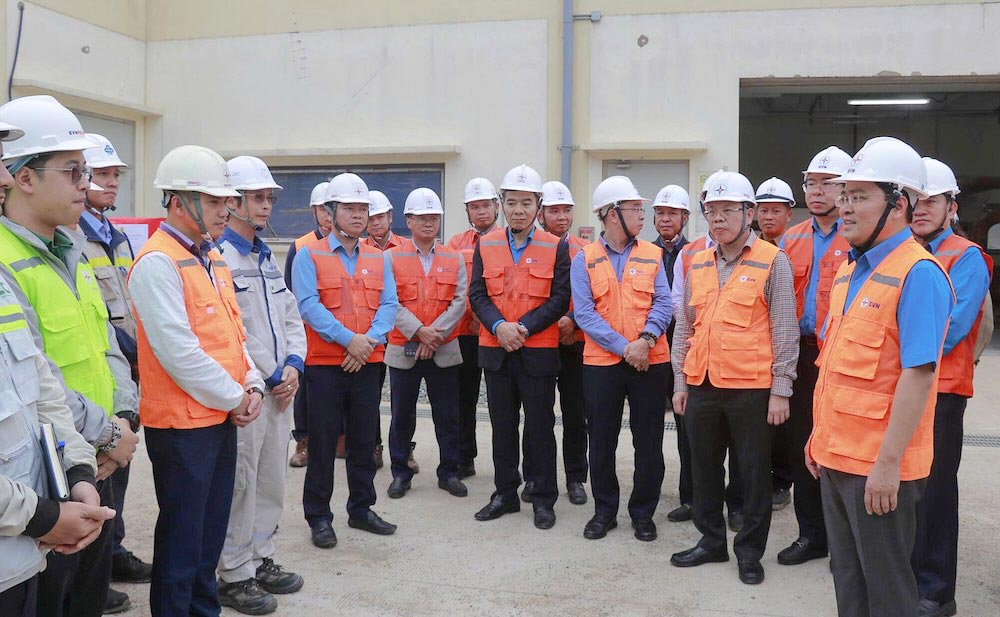 The working delegation of the Vietnam General Confederation of Labor visits and encourages workers at projects under the Quang Trach Power Center. Photo: HUNG THO