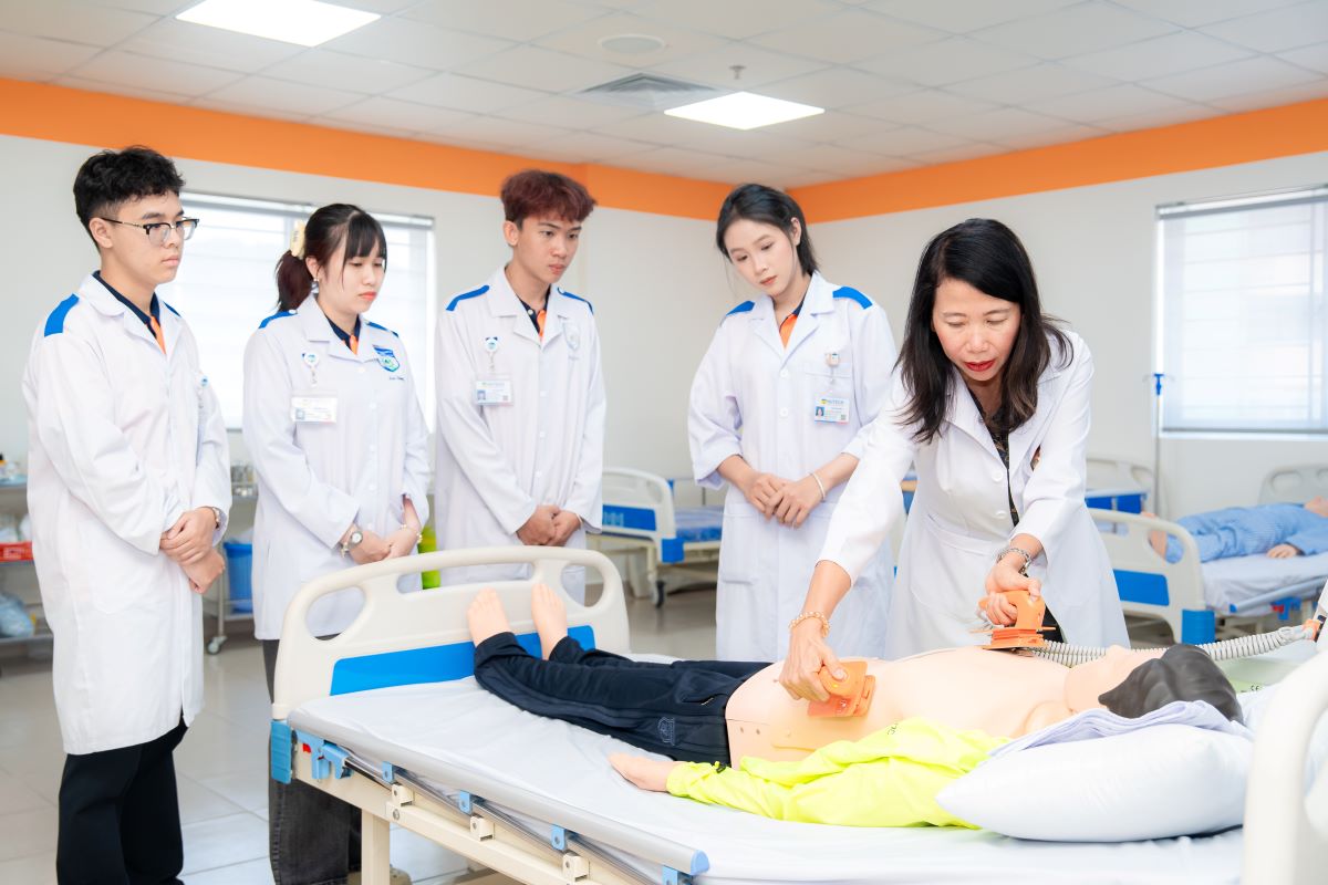 Ho Chi Minh City University of Technology establishes the School of Medicine and Health Sciences, expanding training for health majors. Photo: Xuan Dung