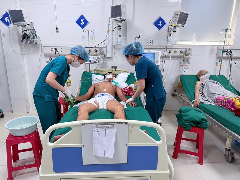 Các nhân viên y tế chăm sóc bệnh nhân M. bị nhiễm liên cầu lợn. Ảnh: Khánh Tâm