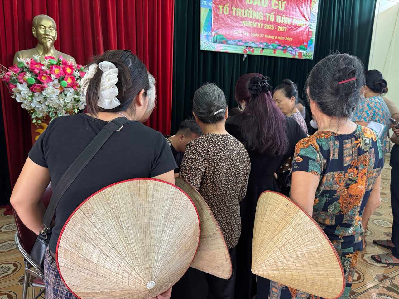 Non-specialized forces in villages and residential groups enjoy social insurance and health insurance benefits paid by the state budget. Photo: Thuy Linh