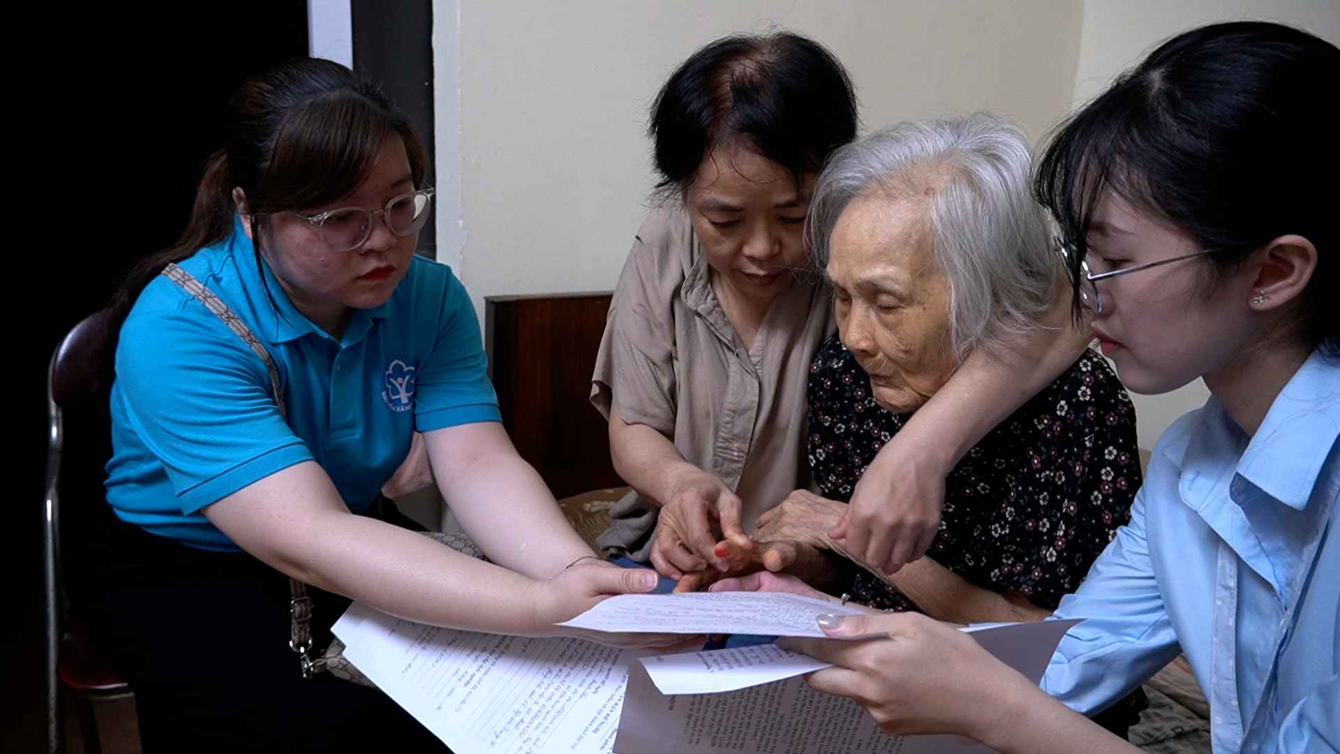 Going to homes, supporting elderly people to authorize pension payment.