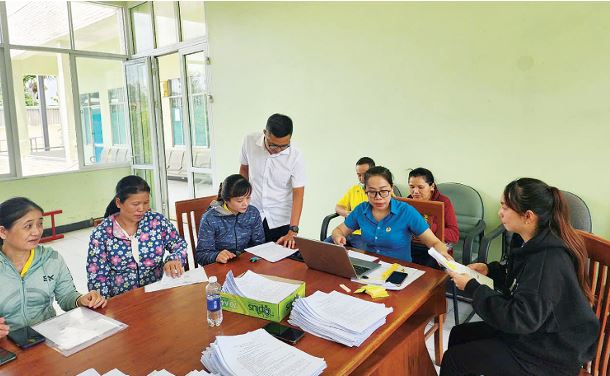 Da Nang trade union officials support workers. Photo: TUONG MINH