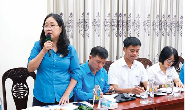 Bà Lê Thị Hải Châu - Chủ tịch Công đoàn Công ty CP Dệt may 29/3, một trong 101 cán bộ công đoàn cơ sở được Tổng LĐLĐ Việt Nam tôn vinh. MỘT TRONG NHỮNG DẤU ẤN LỚN NHẤT CỦA CÔNG ĐOÀN TRONG NHIỆM KỲ QUA LÀ VIỆC CHĂM LO, BẢO VỆ QUYỀN, LỢI ÍCH CỦA ĐOÀN VIÊN, NGƯỜI LAO ĐỘNG NGÀY MỘT THỰC CHẤT HƠN. TƯỜNG MINH BẢN LĨNH VÀ NĂNG LỰC THÍCH ỨNG N hiệm kỳ vừa qua có lẽ là một trong những giai đoạn nhiều xáo trộn nhất đối với tổ chức Ảnh CĐC