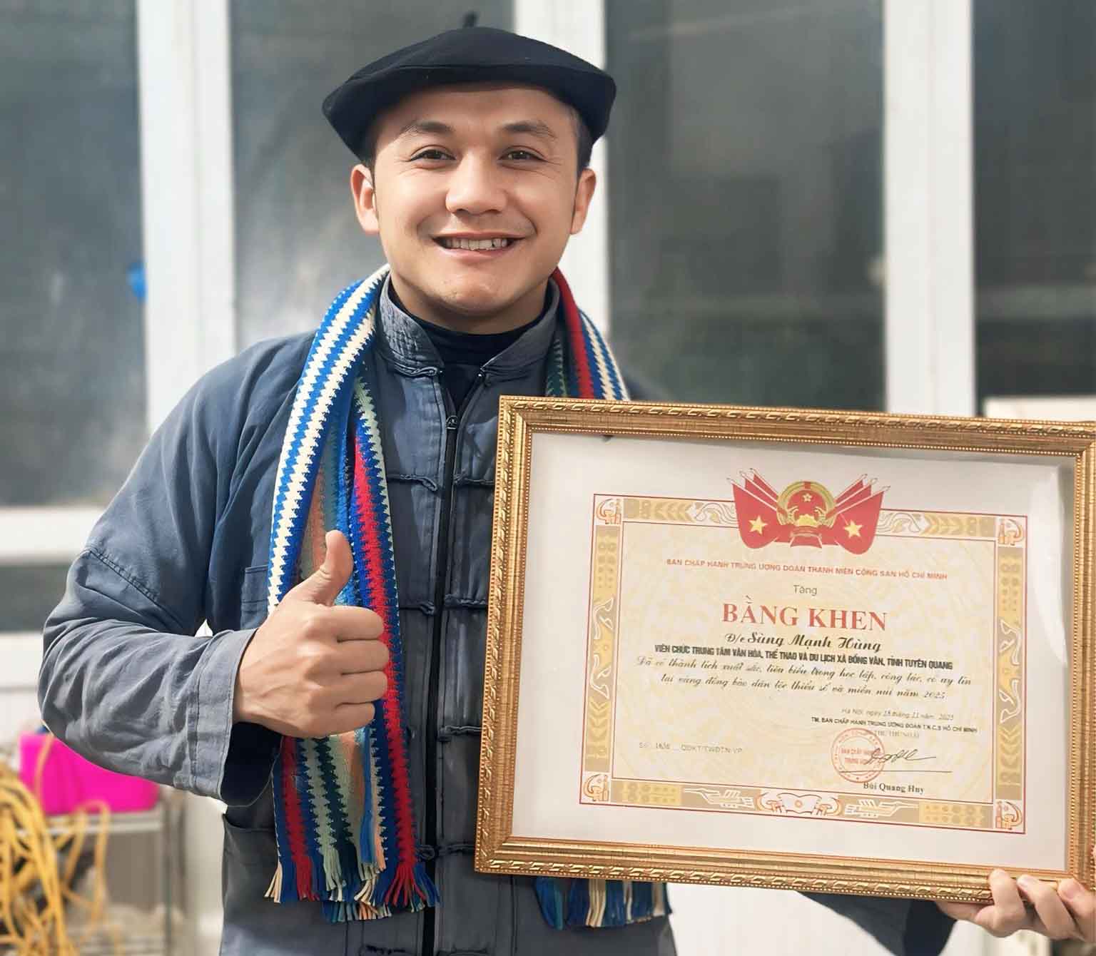 Sung Manh Hung was awarded a certificate of merit by the Central Youth Union. Photo: NVCC.