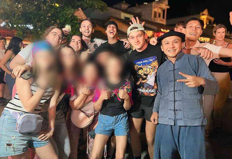 Du khách trong và ngoài nước ấn tượng với các hoạt động văn nghệ và sự thân thiện của Sùng Mạnh Hùng. Ảnh: NVCC