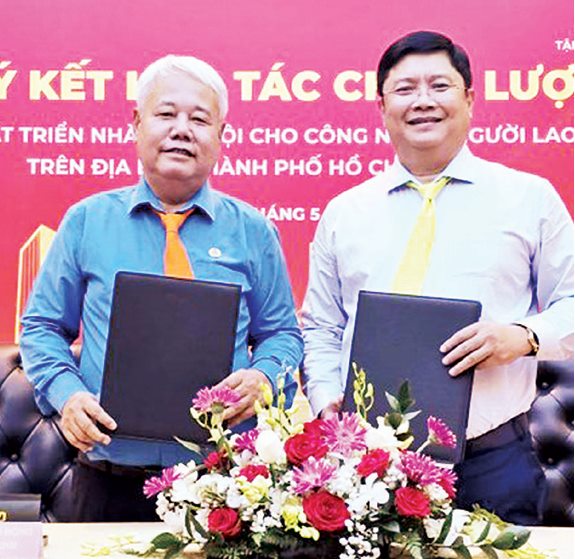 Đại diện LĐLĐ TPHCM (bên trái) ký biên bản ghi nhớ hợp tác phát triển nhà ở cho công nhân, người lao động trên địa bàn TPHCM. Ảnh: NAM DƯƠNG
