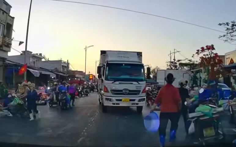 Hình ảnh xe tải vi phạm được người dân cung cấp. Ảnh: Đội CSGT số 4 Phòng CSGT Công an Hải Phòng