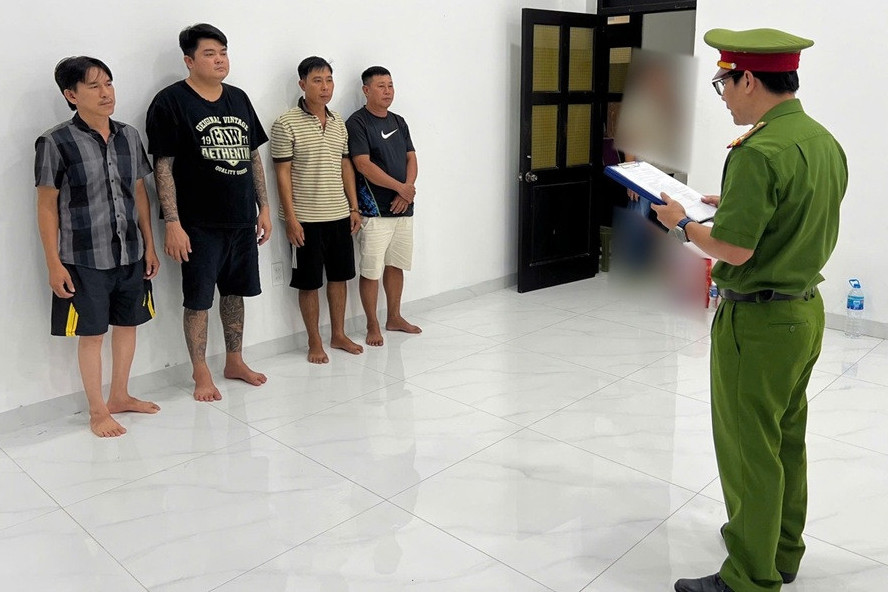 Các đối tượng trong đường dây cá độ bóng đá vừa bị cơ quan công an triệt phá, bắt giữ. Ảnh: Công an 
