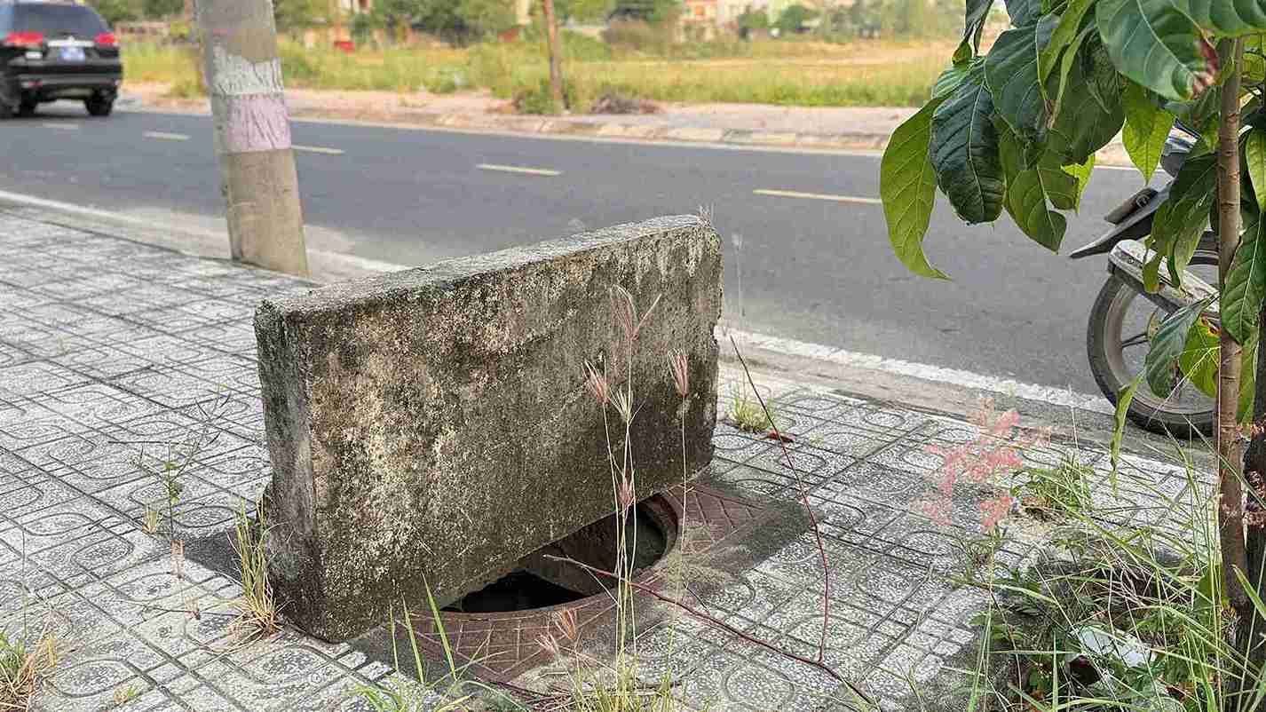 Many manhole covers on the road in Binh Kien ward (Dak Lak province) were stolen by thieves. Photo: Luu Tu
