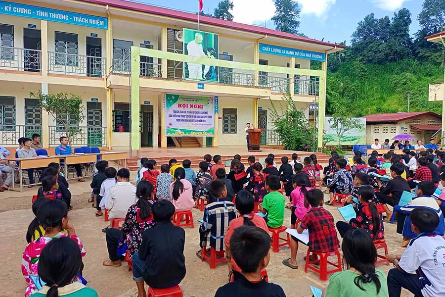 A propaganda session to reduce early marriage and consanguineous marriage at Sin Chai Ethnic Minority Boarding Secondary School, Sin Chai commune, Dien Bien province. Photo: Quang Dat