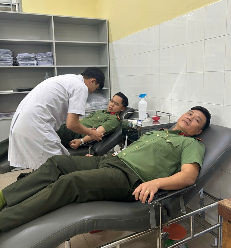 Major Nguyen Viet Hung and Senior Lieutenant Tran Dai come to the hospital to donate blood to save people. Photo: Police