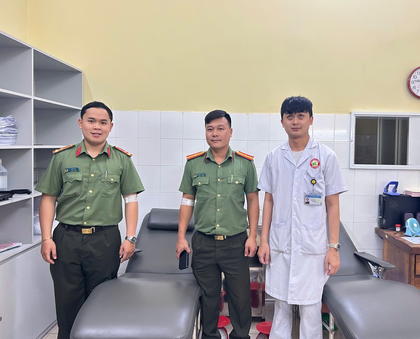 Hai cán bộ Công an tỉnh Lâm Đồng kịp thời tới bệnh viện hiến máu cứu người. Ảnh: Công an cung cấp