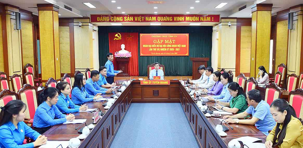 Chairman of the Vietnam Fatherland Front Committee of Tuyen Quang province meets with the provincial delegation attending the 14th Trade Union Congress. Photo: Thanh Phuc