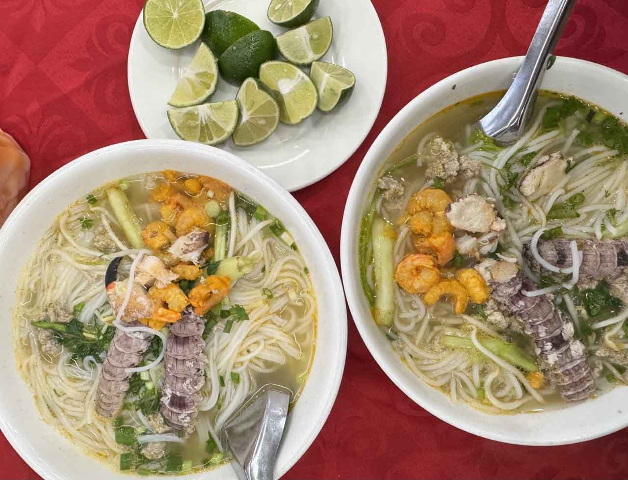 Bát bún cù kỳ có thêm cả bề bề. Ảnh: Linh Boo