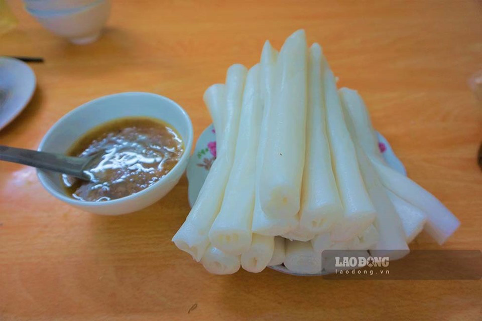 Bánh gật gù được làm thủ công từ bột gạo, có màu trắng tinh, không có nhân. Ảnh: Đoàn Hưng