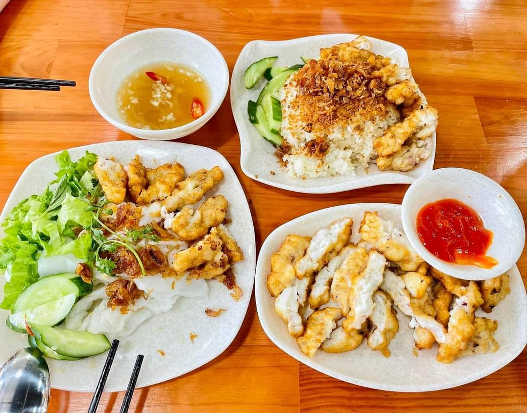 Chả mực kết hợp với xôi và bánh cuốn trở thành món ăn sáng nổi tiếng. Ảnh: Xôi - Bánh Cuốn Chả Mực Hạ Long - Quang Phong