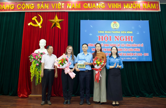 Tặng hoa, trao quyết định thành lập cho các Chủ tịch Công đoàn cơ sở. Ảnh: Thanh Tuấn 