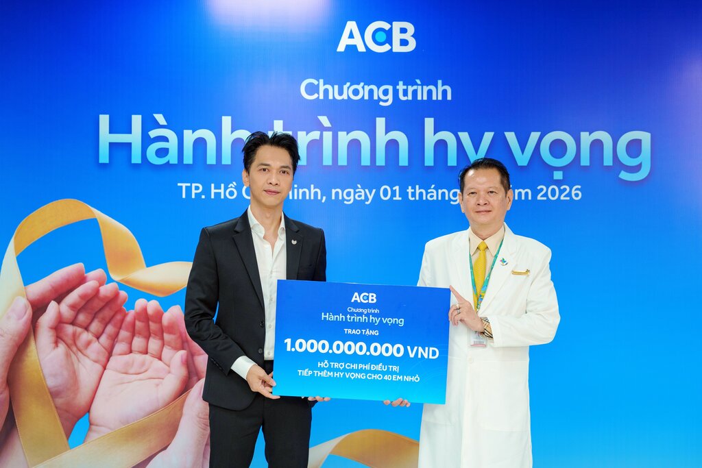 ACB representative, Chairman Tran Hung Huy, presented 1 billion VND to Associate Professor, Doctor, Doctor Truong Quang Dinh - Director of the City Children's Hospital.