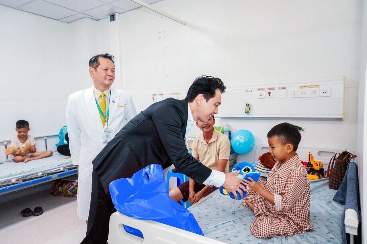 Ông Trần Hùng Huy, Chủ tịch ACB trực tiếp đến thăm hỏi, động viên và trao quà cho các bệnh nhi tại giường bệnh.