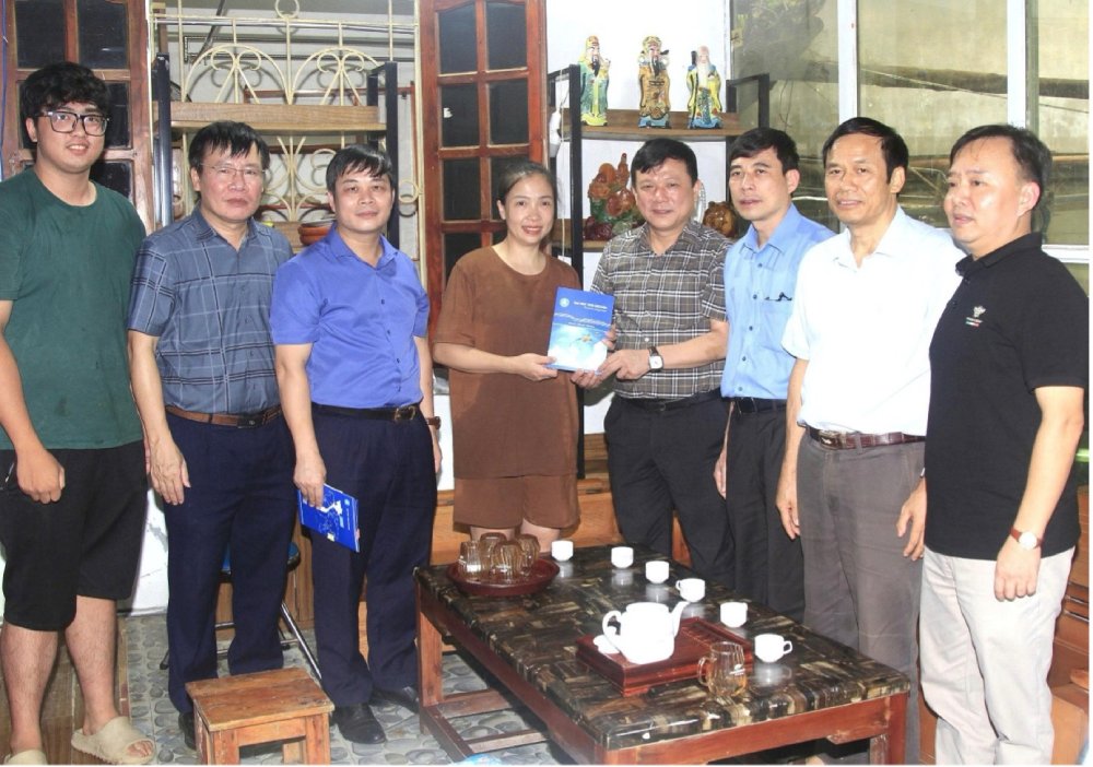 PGS.TS. Hoàng Văn Hùng (thứ 4 từ phải sang) thăm và động viên gia đình cán bộ, viên chức và người lao động bị ảnh hưởng bởi đợt lũ lịch sử tại Thái Nguyên năm 2026. Ảnh: NVCC