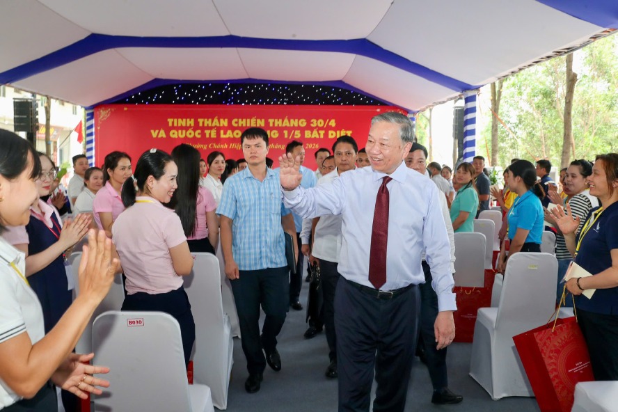 General Secretary and President To Lam visits, meets, and talks with workers and laborers in Ho Chi Minh City on April 27, 2026. Photo: VNA