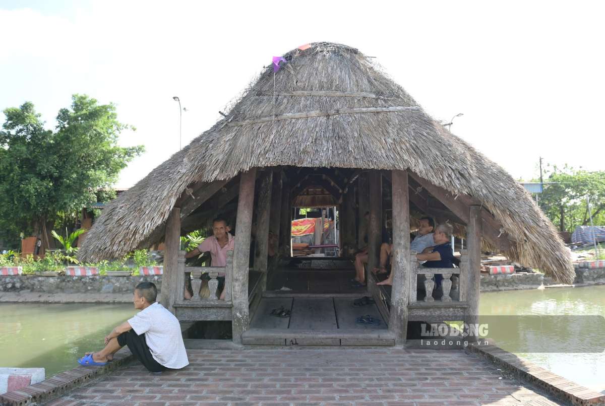 The Kenh village bridge in Co Le commune, Ninh Binh province has become a hot spot and resting place for people. Photo: Ha Vi