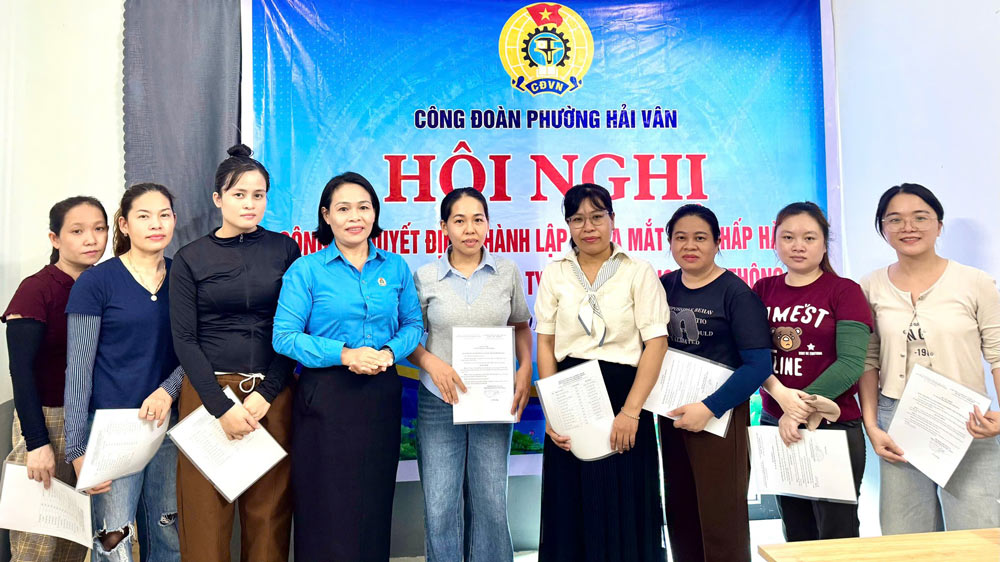 Hai Van Ward Trade Union established the grassroots Trade Union of Bao Thong Trading Co., Ltd., admitting 13 union members. Photo: Hai Van Ward Trade Union