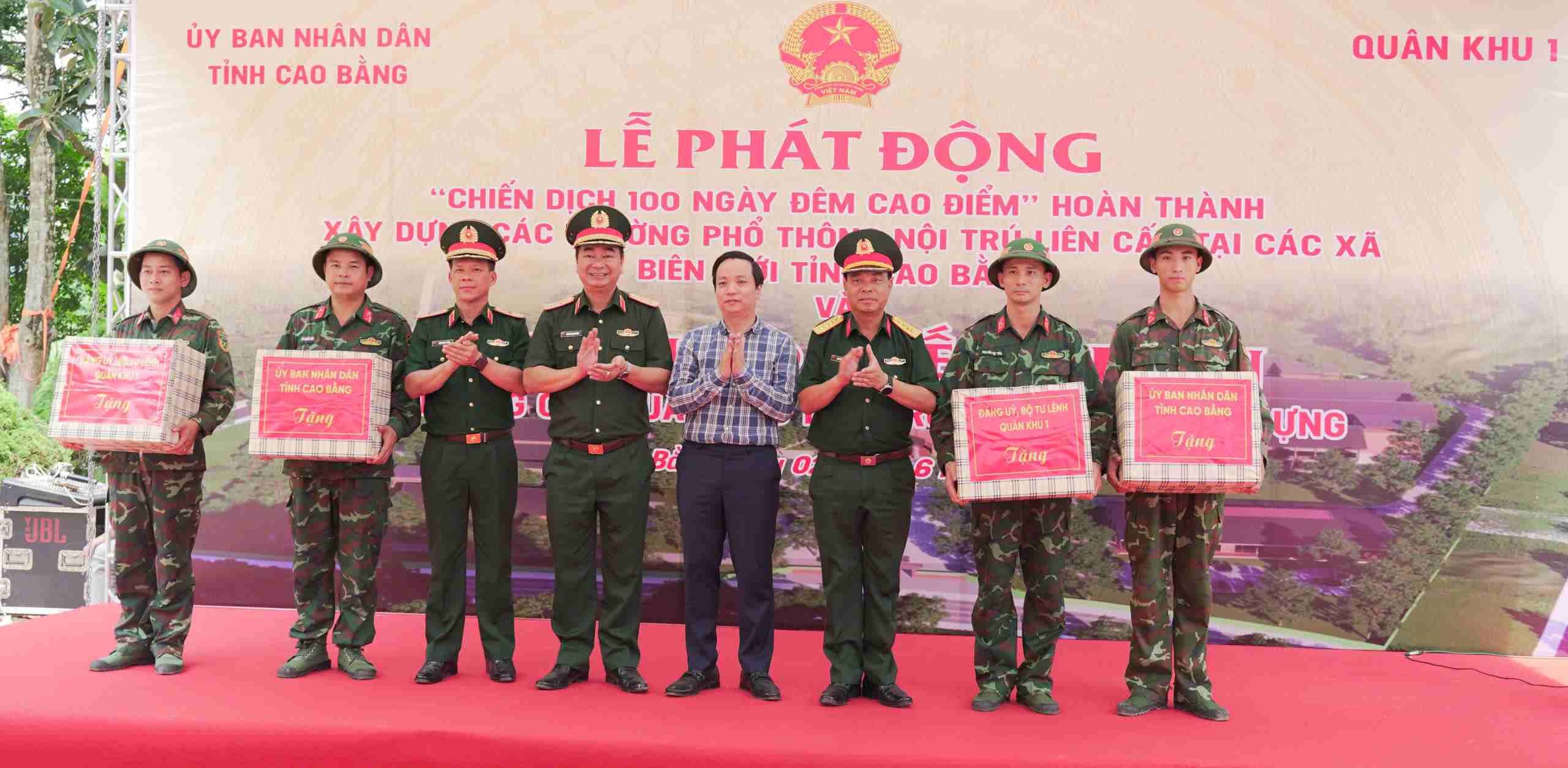 440 officers and soldiers from Military Region 1 were reinforced to the construction site of 11 schools in the border area of Cao Bang. Photo: Nguyet Ha