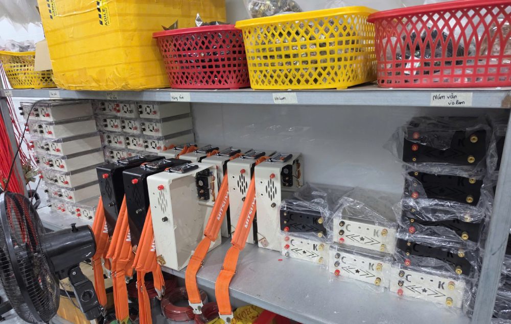 Cơ sở trên địa bàn xã Vĩnh Phong bị bắt quả tang đang sản xuất, lắp ráp các bộ kích điện (xuyệt điện) chuyên dùng để đánh bắt thủy sản. Ảnh: CACC