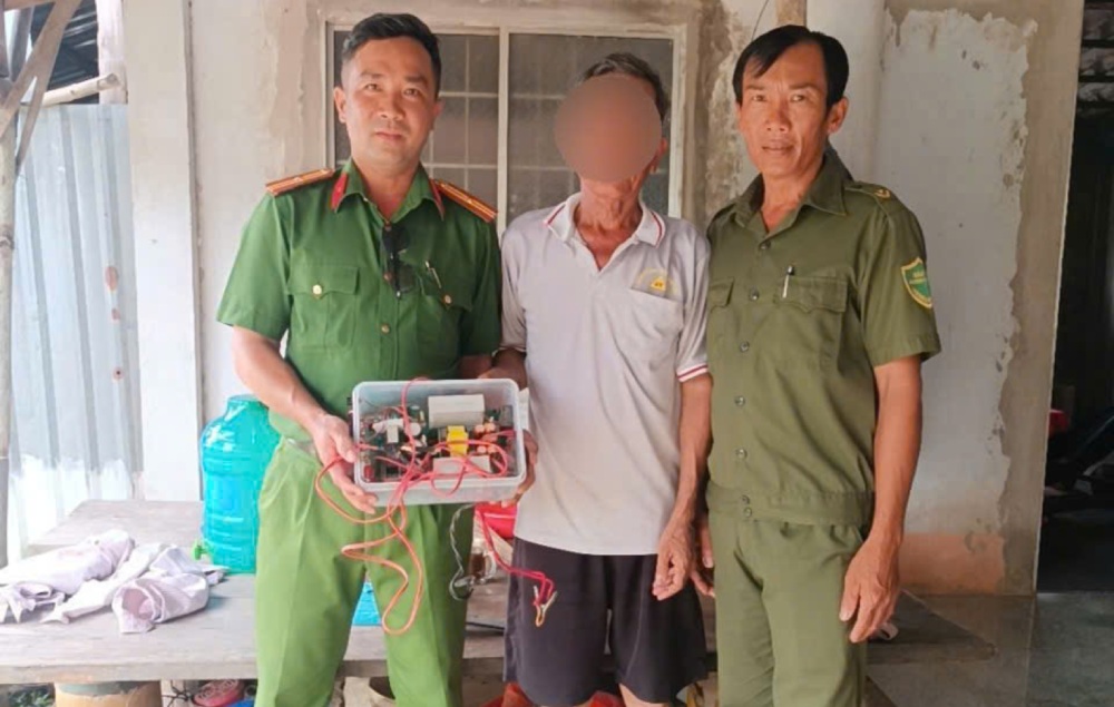 Công an xã U Minh Thượng vận động người dân giao nộp công cụ kích điện khai thác thủy sản. Ảnh: CACC