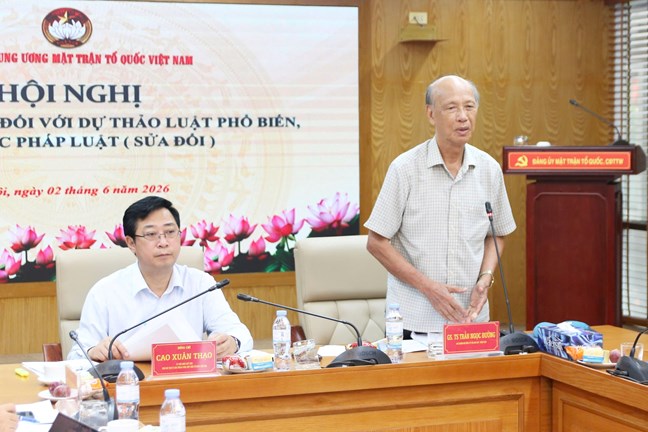 GS.TS Trần Ngọc Đường - Chủ nhiệm Hội đồng tư vấn về Dân chủ và Pháp luật UBTƯ MTTQ Việt Nam phát biểu tại Hội nghị
