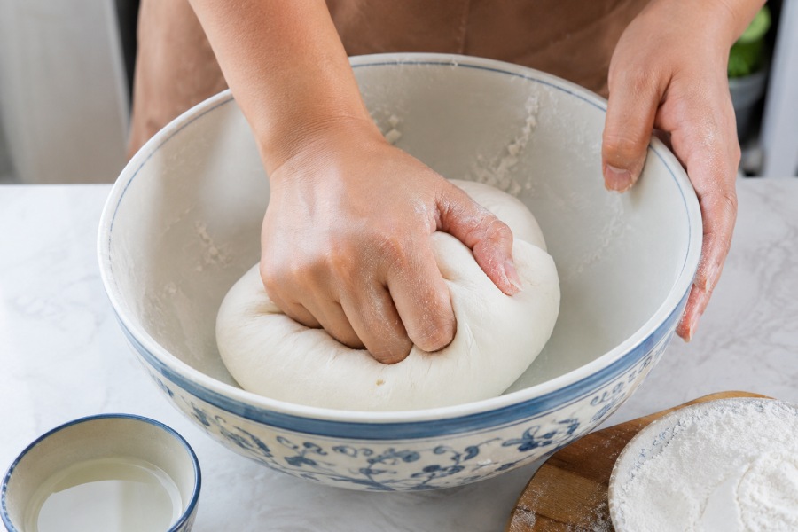Bột nếp được nhào dẻo mịn trước khi tạo hình bánh. Ảnh: Thùy Linh 