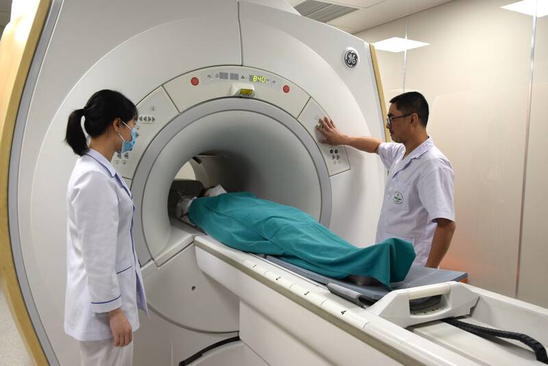 Ứng dụng kỹ thuật mới trong khám, chữa bệnh tại Bệnh viện Đa khoa tỉnh Sơn La. Ảnh: Trường Sơn