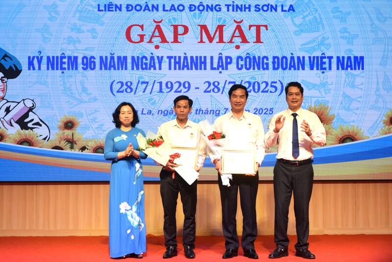 Leaders of the Vietnam General Confederation of Labor and Son La province awarded the "Creative Labor" Certificate to union members. Photo: Truong Son