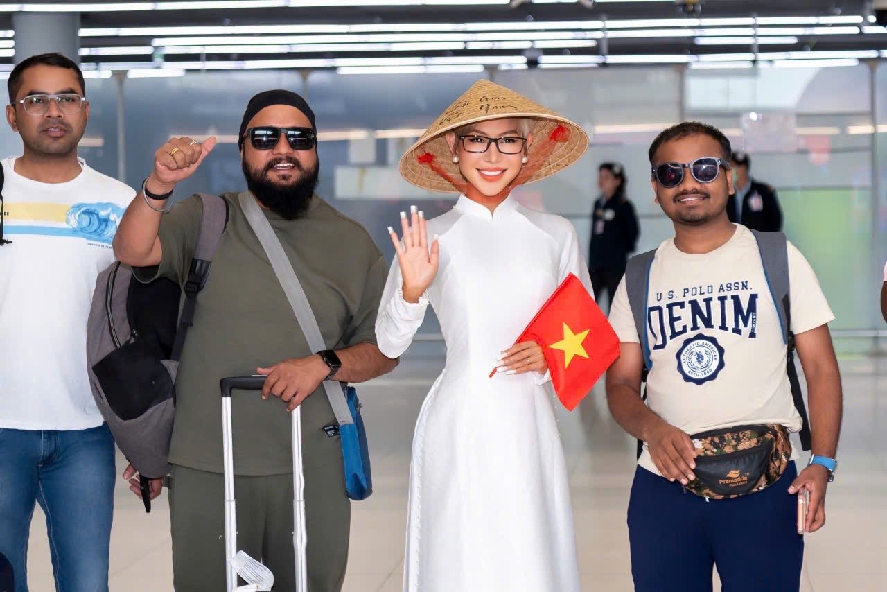 Van Pham wears ao dai, wearing conical hat. Photo: Organizing Committee.