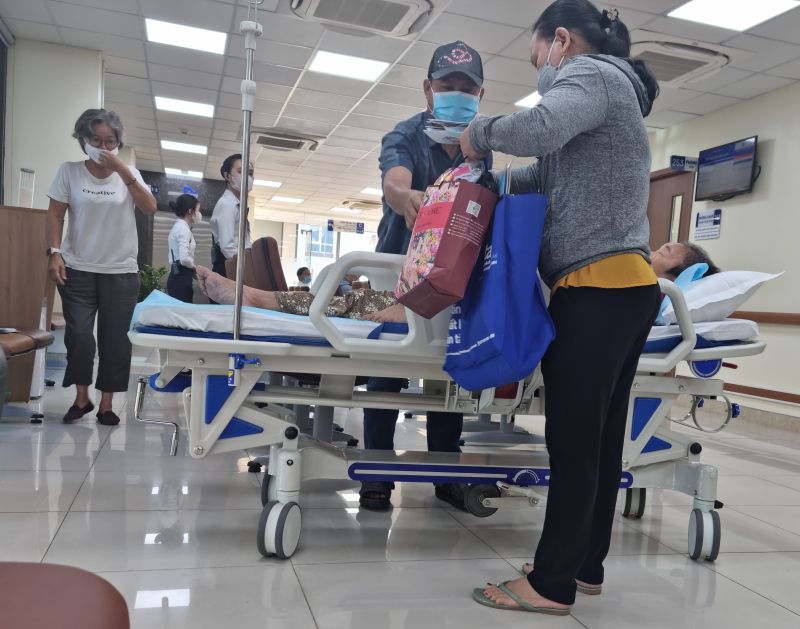 BHXH TPHCM đề nghị sửa quy định để người từ đủ 75 tuổi trở lên có thẻ BHYT thuộc đối tượng áp dụng mức hưởng 100% chi phí khám bệnh, chữa bệnh trong phạm vi được hưởng. Ảnh: Nam Dương