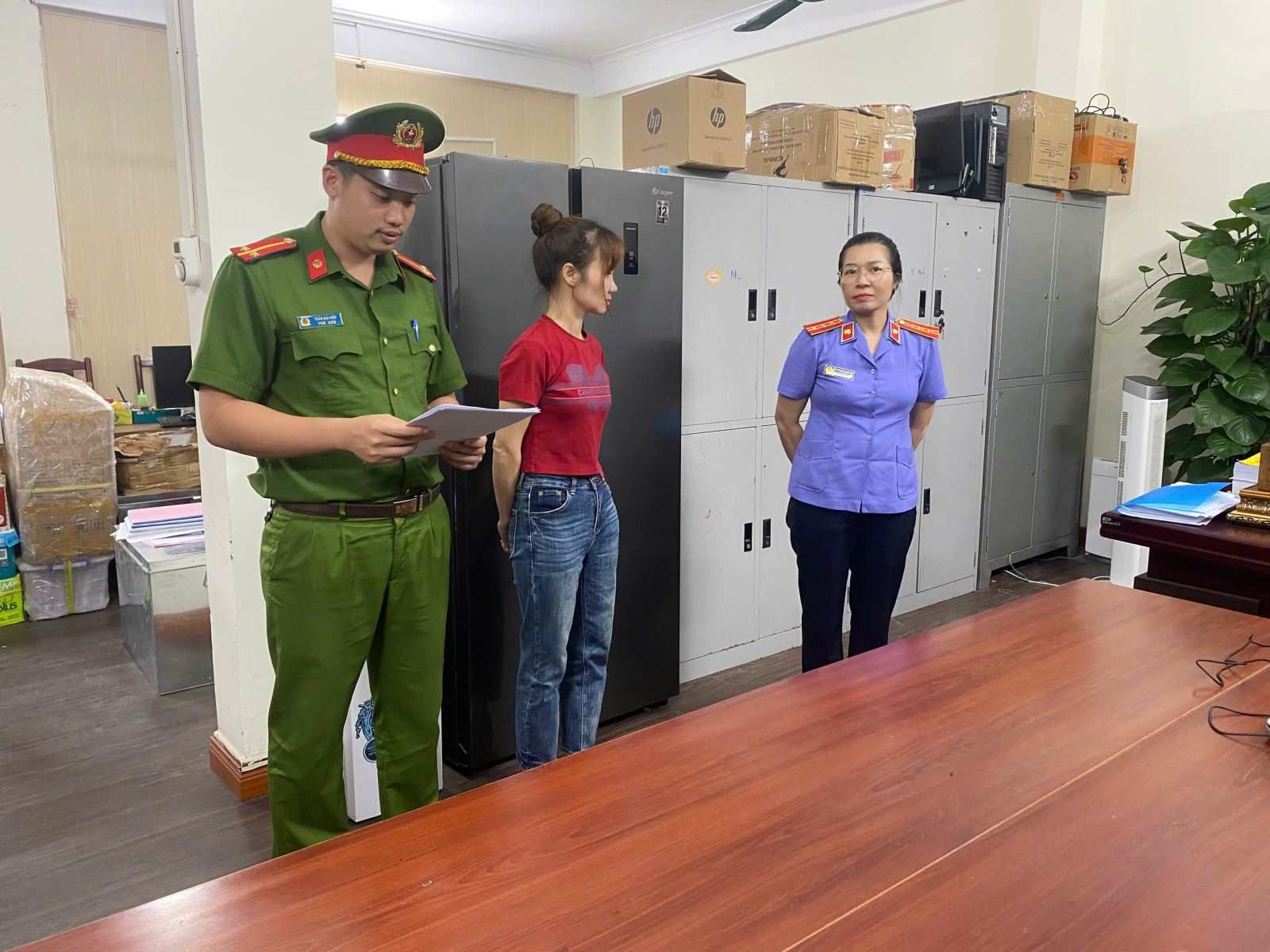 Khởi tố chủ cơ sở sản xuất hơn 655.000 gói băng vệ sinh, tã bỉm giả ở Hưng Yên. Ảnh: Công an tỉnh Hưng Yên