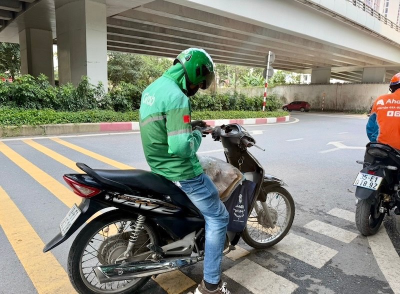Cơ quan Bảo hiểm xã hội TP HCM cho rằng cần bổ sung tài xế công nghệ và người bán hàng online vào nhóm tham gia BHXH bắt buộc. Ảnh: Đức Vân