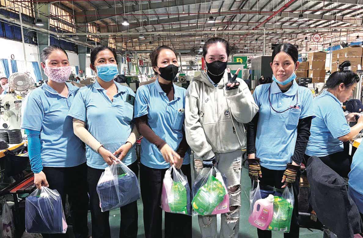 Union members, workers, and laborers are excited about the gift given by the grassroots trade union of Freeview Industrial Vietnam Co., Ltd. on April 30, 2026, which is handed directly to their workplace. Photo: NVCC