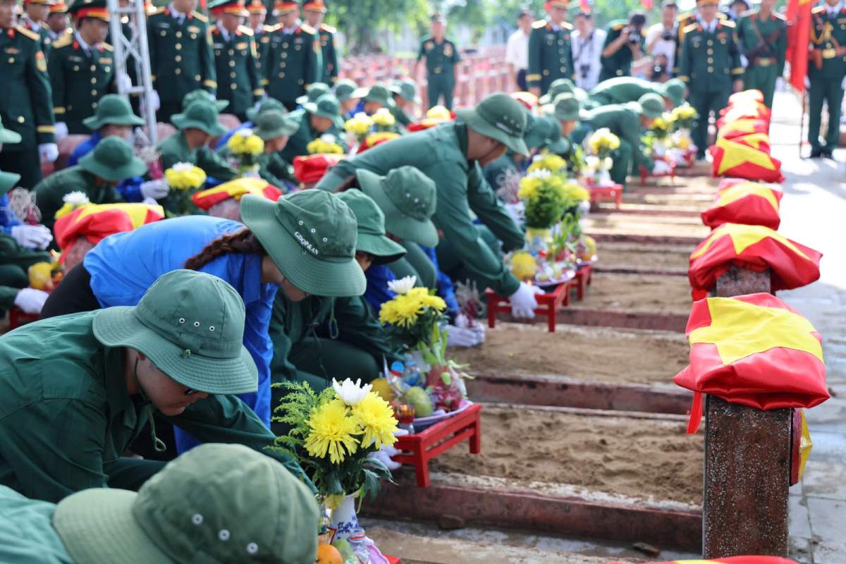 The Ministry of Home Affairs proposes to adjust and increase the level of support for visiting martyrs' graves and moving martyrs' remains. Pictured is the memorial service and burial of martyrs' remains. Photo: VGP