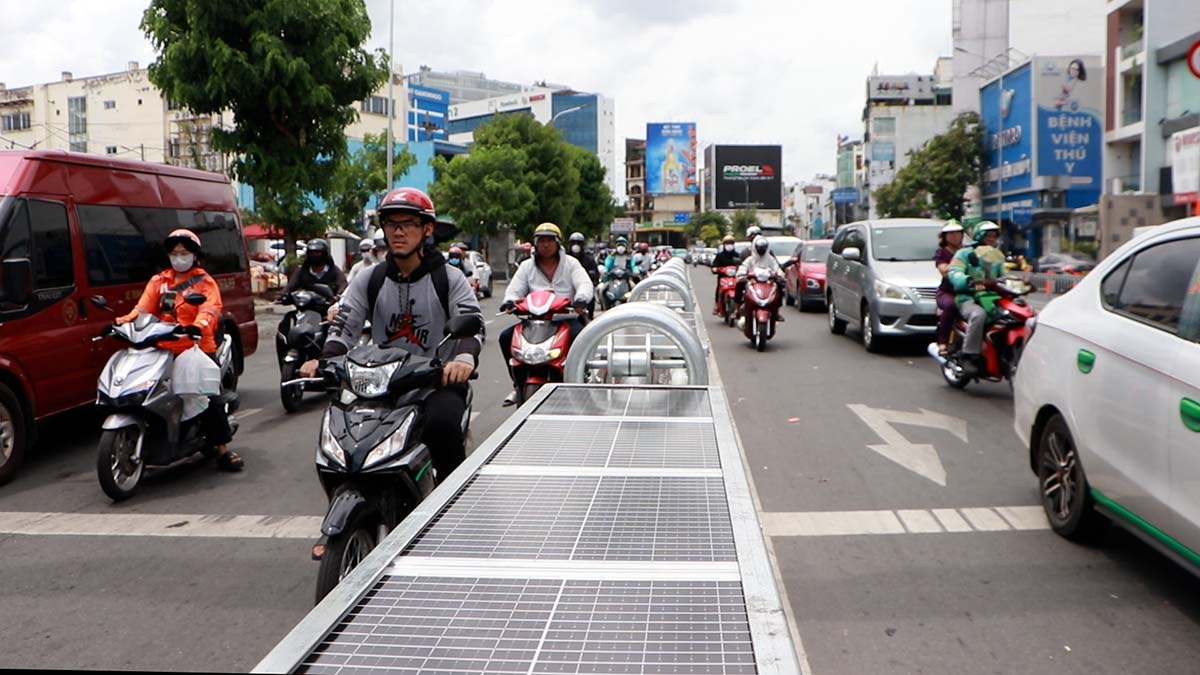 The first road in Ho Chi Minh City to pilot automatic median strips using green energy. Photo: Nhu Quynh