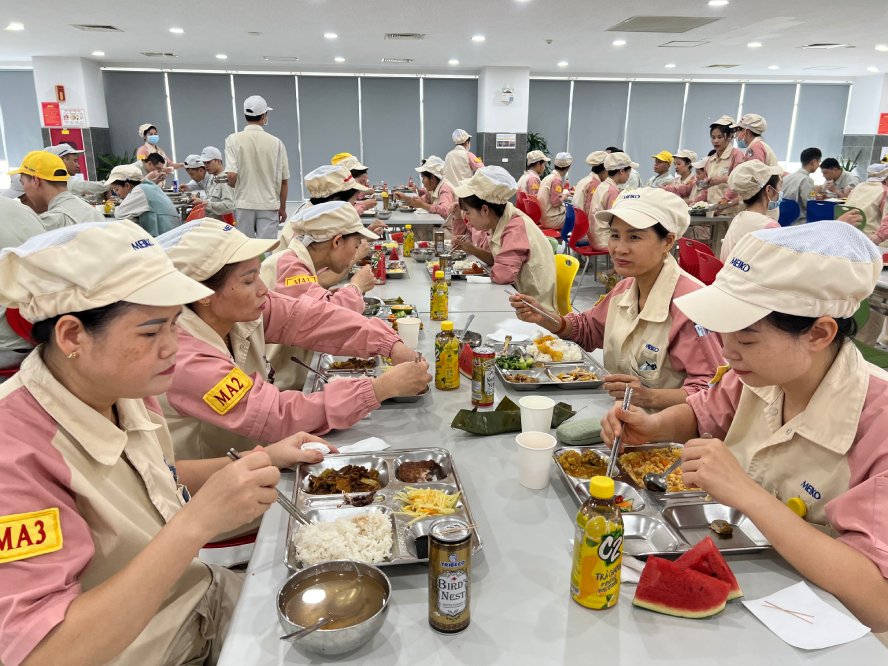 El Sr. Bui Thanh Nhan - Presidente de la Federación Laboral de la ciudad de Ho Chi Minh entrega la decisión de establecer sindicatos de comunas, barrios y zonas especiales en la ciudad de Ho Chi Minh. Foto: NAM DUONG