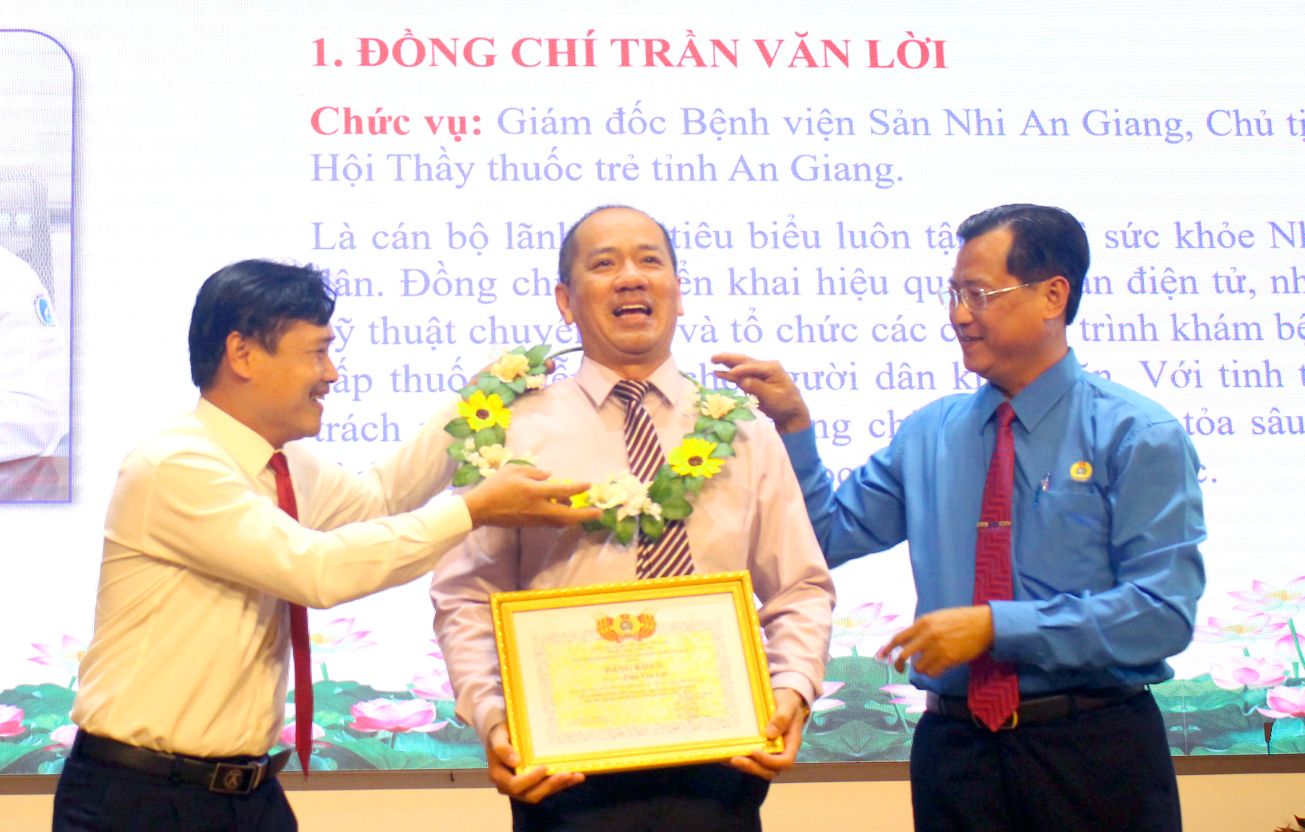 BS.CKII Trần Văn Lời được tuyên dương điển hình tiên tiến trong học tập và làm theo tư tưởng, đạo đức, phong cách Hồ Chí Minh do Liên đoàn Lao động tỉnh An Giang tổ chức vào tháng 5.2026. Ảnh: Thanh Mai