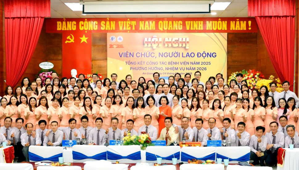 Tập thể người lao động tại Bệnh viện Sản - Nhi An Giang tại Hội nghị Tổng kết công tác bệnh viện. Ảnh: Bệnh viện Sản - Nhi An Giang