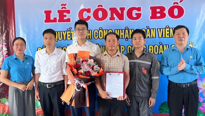 Ceremony to announce the Decision to establish the Grassroots Trade Union of Cua Viet Shipbuilding Co., Ltd. Photo: Quang Tri Trade Union